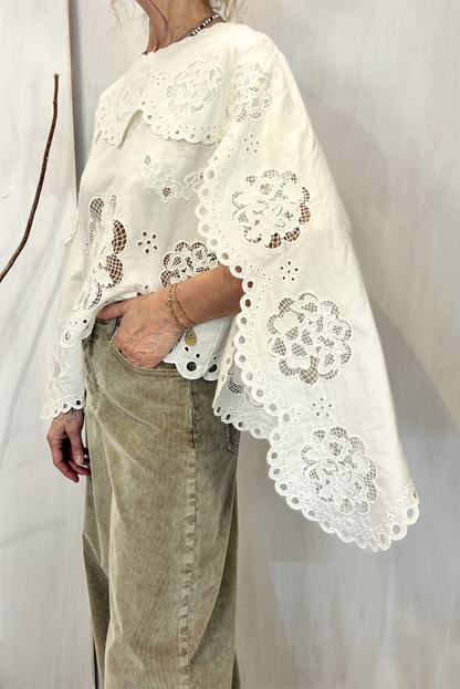 Blusa con pizzo e maxi maniche