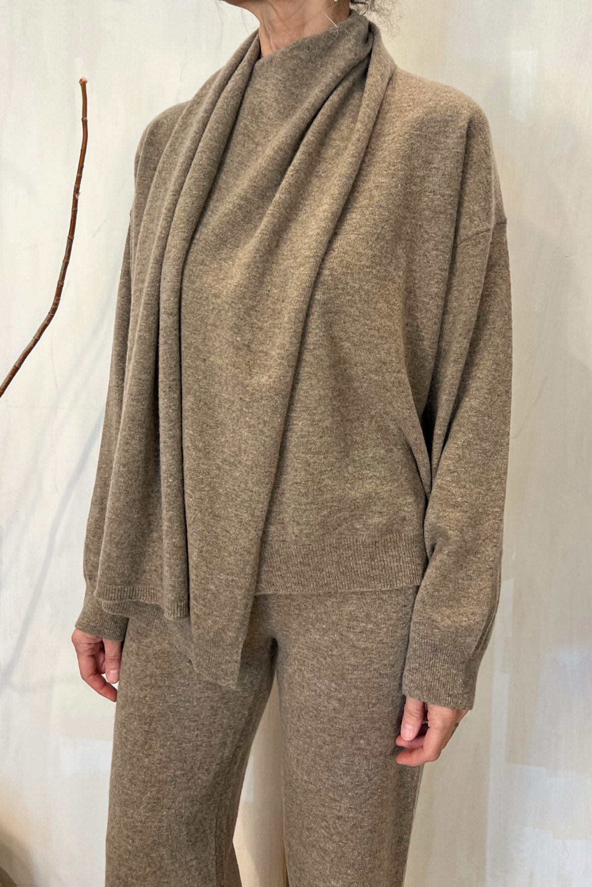 Maglia con sciarpa in lana vergine