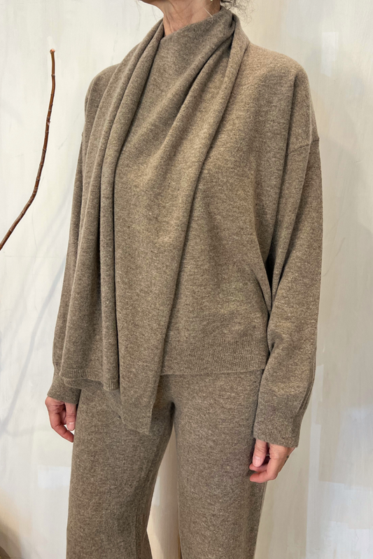 Maglia con sciarpa in lana vergine