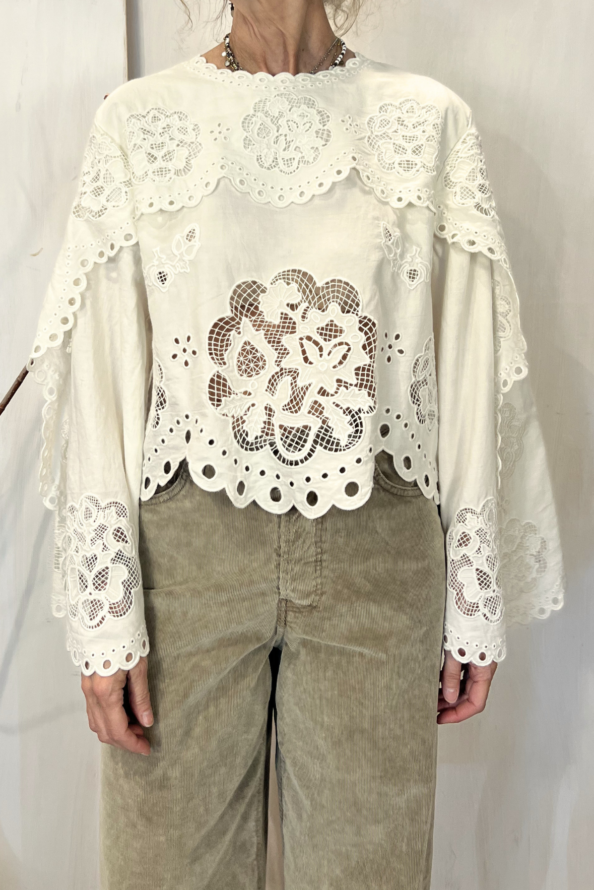 Blusa con pizzo e maxi maniche