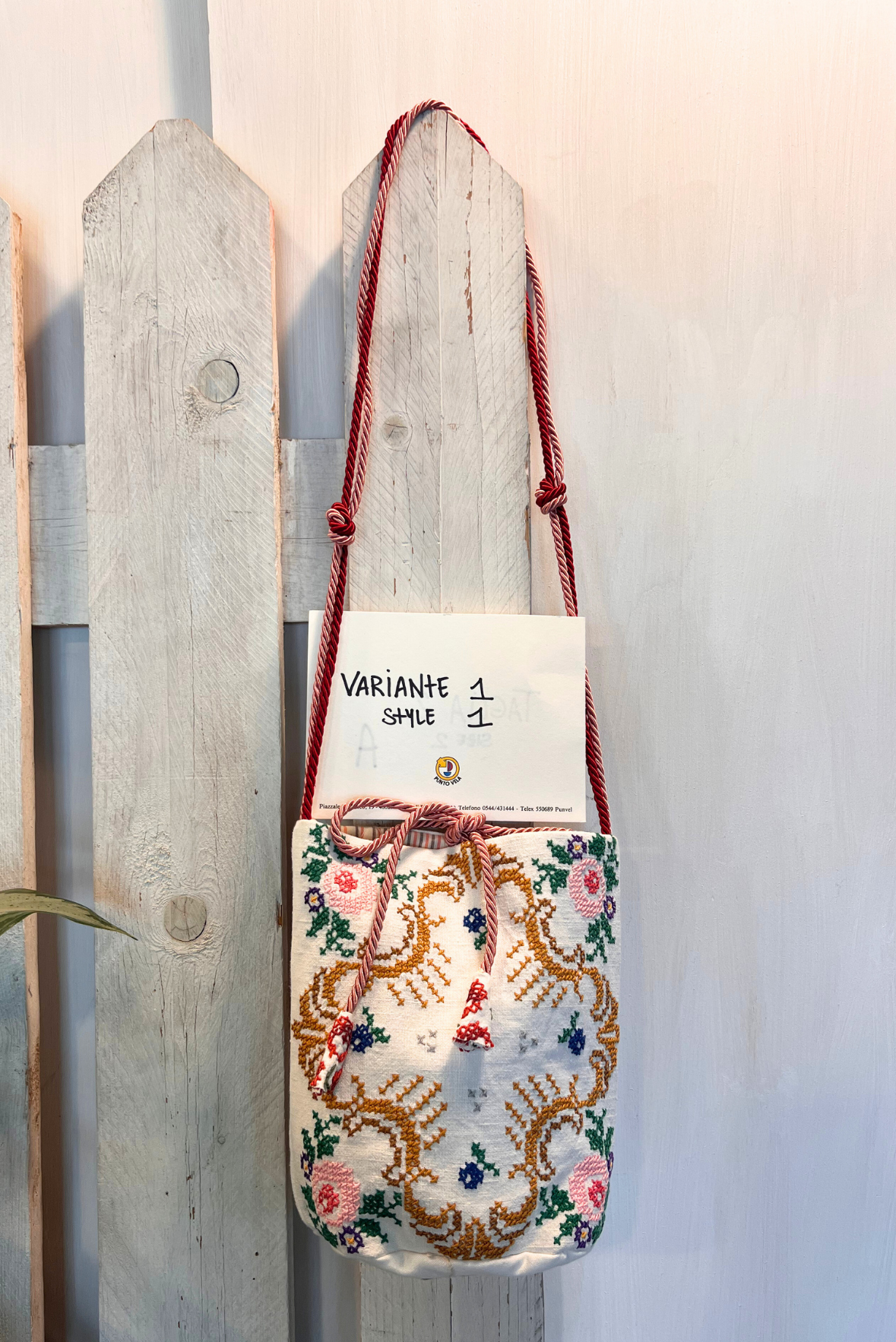 Borsa ricamata con tracolla