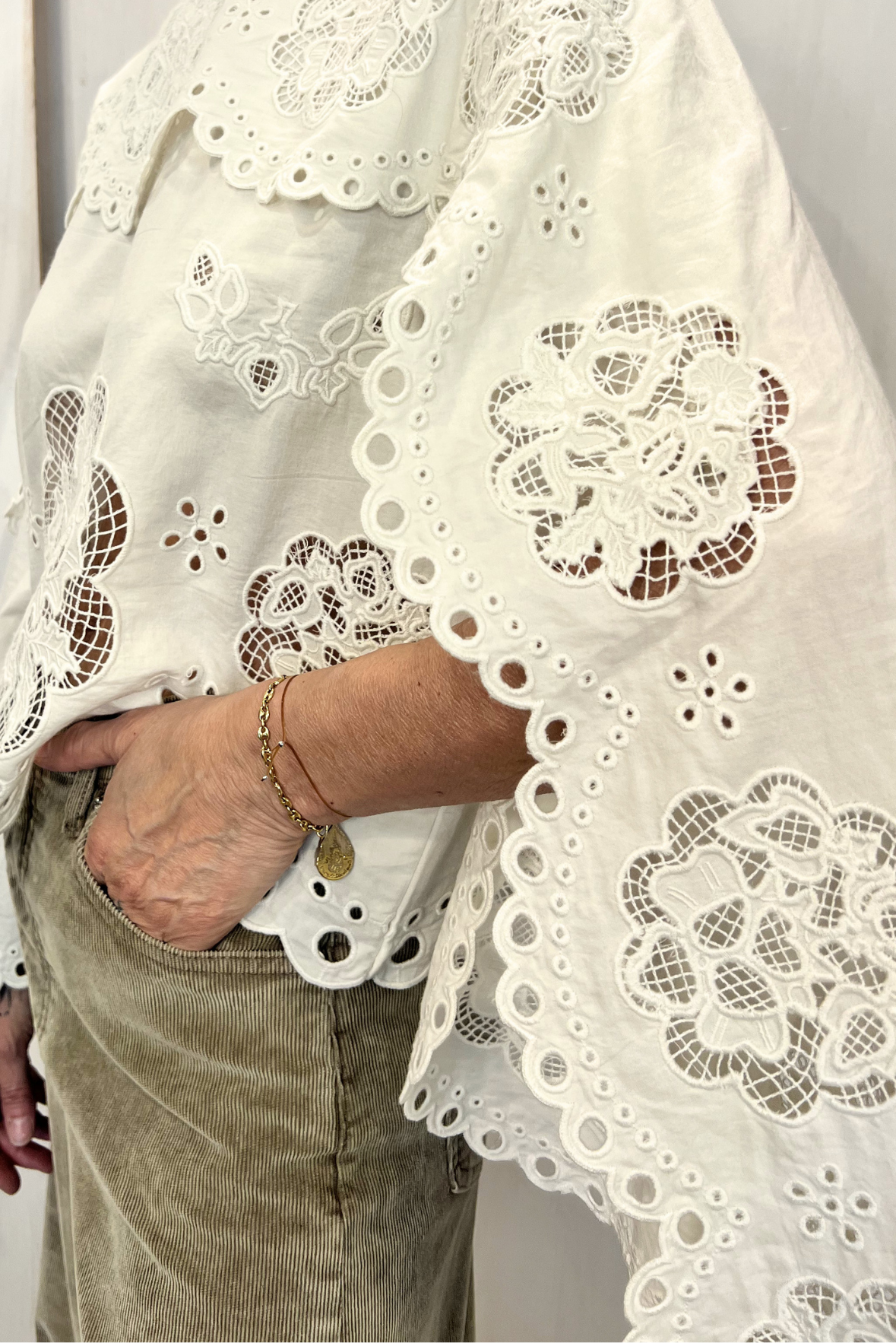 Blusa con pizzo e maxi maniche