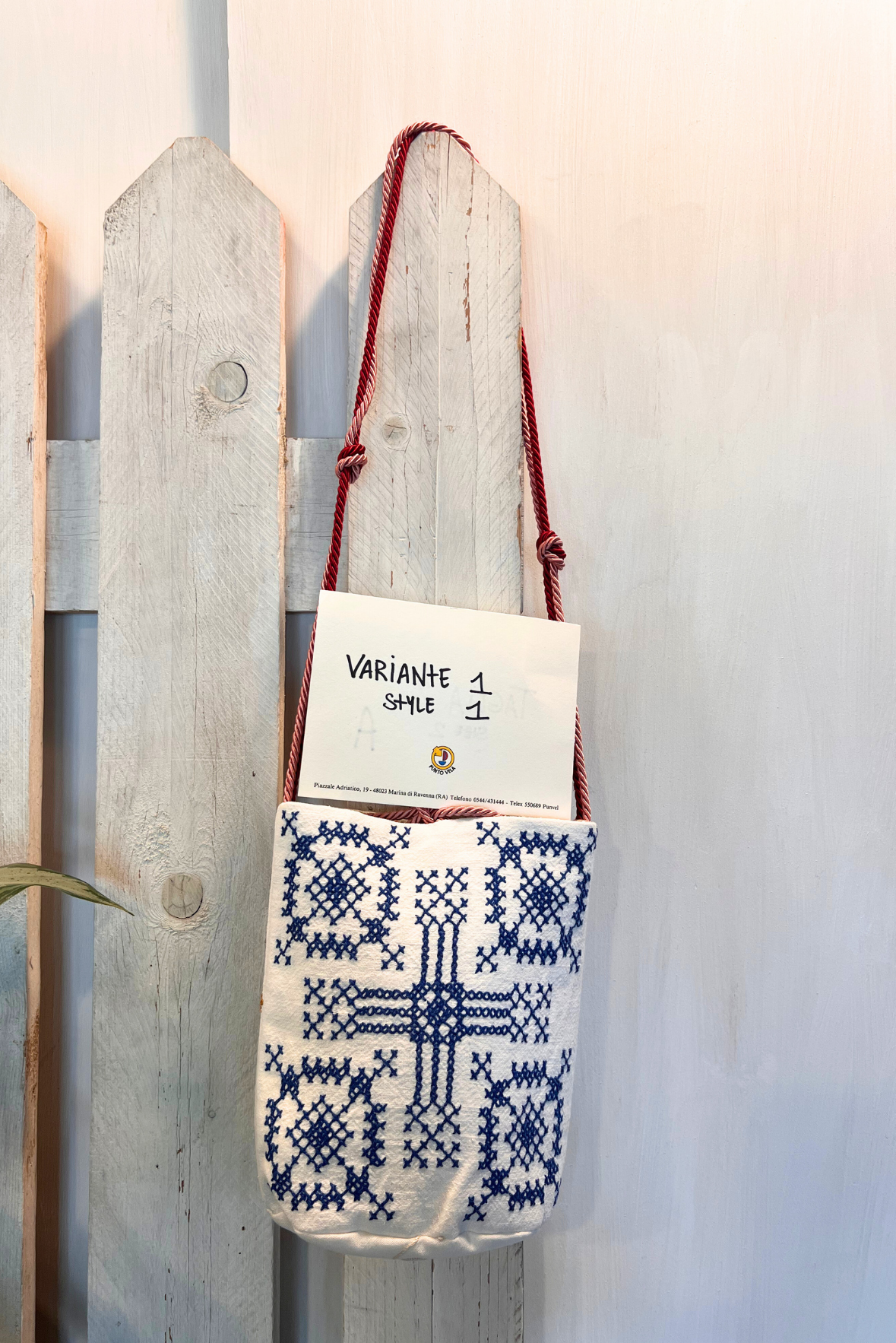 Borsa ricamata con tracolla