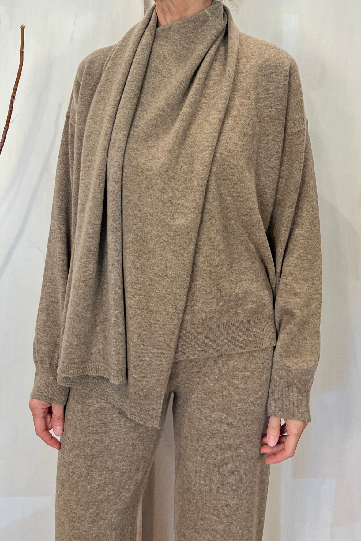 Maglia con sciarpa in lana vergine