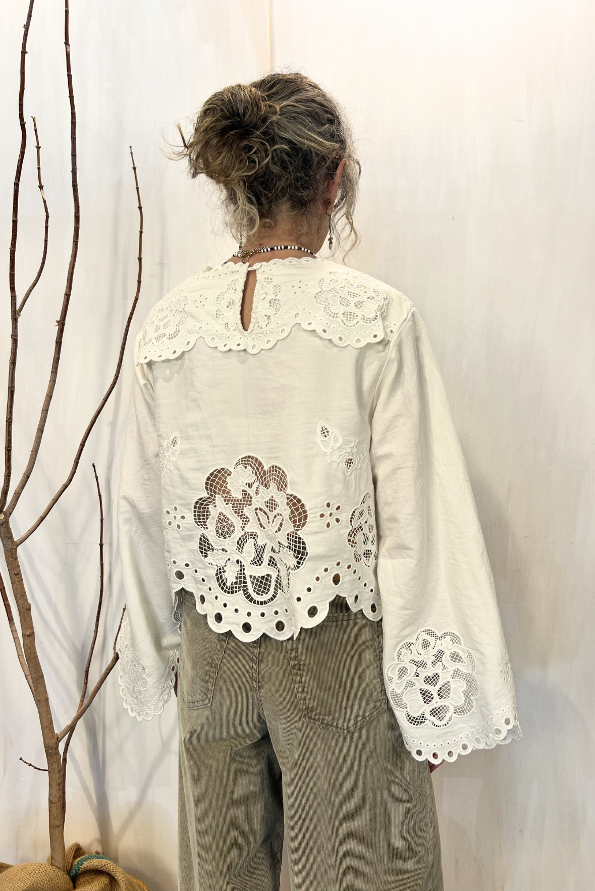 Blusa con pizzo e maxi maniche