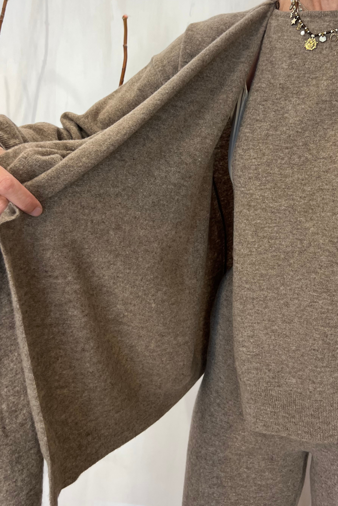 Maglia con sciarpa in lana vergine