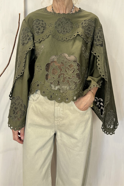Blusa con pizzo e maxi maniche