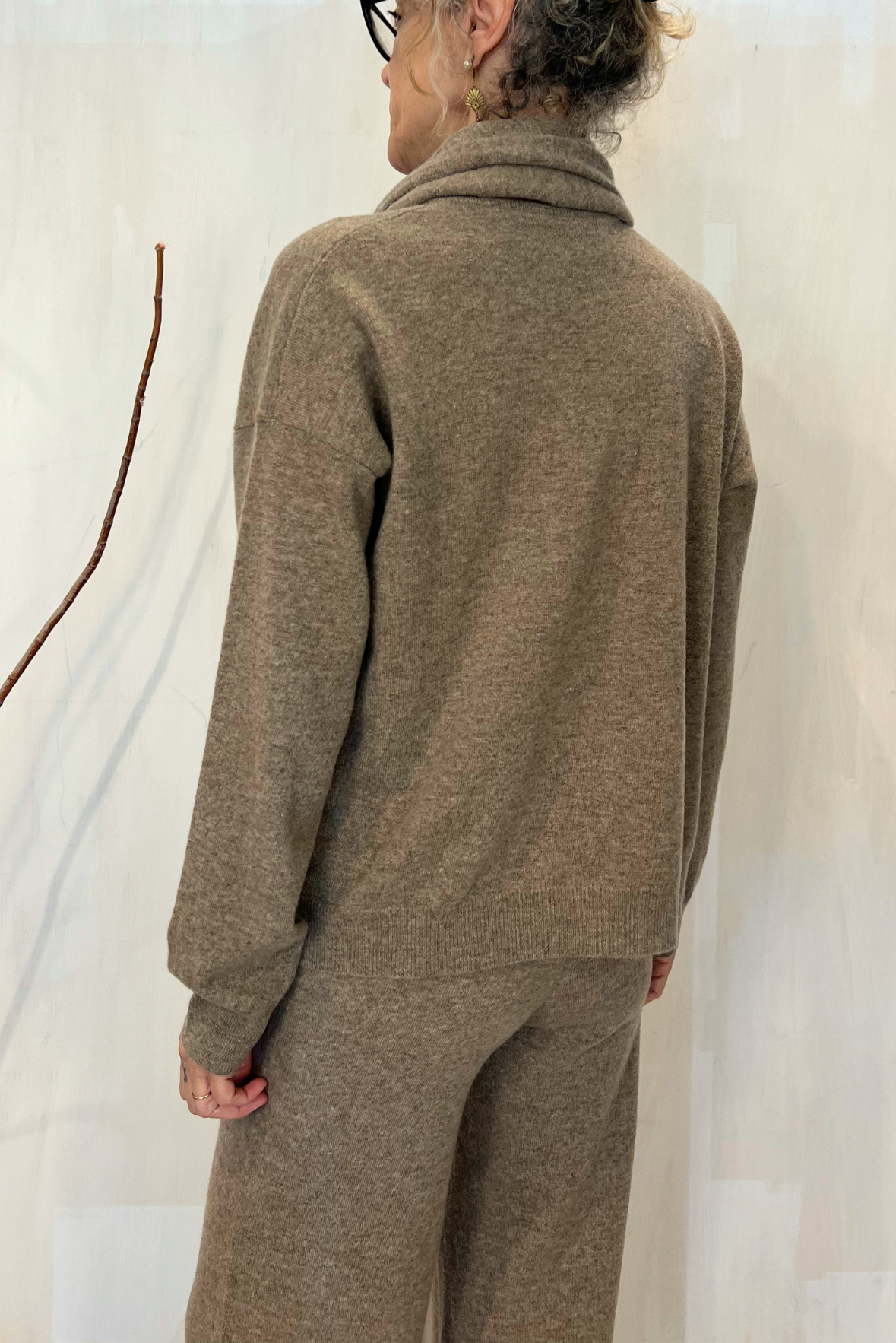 Maglia con sciarpa in lana vergine