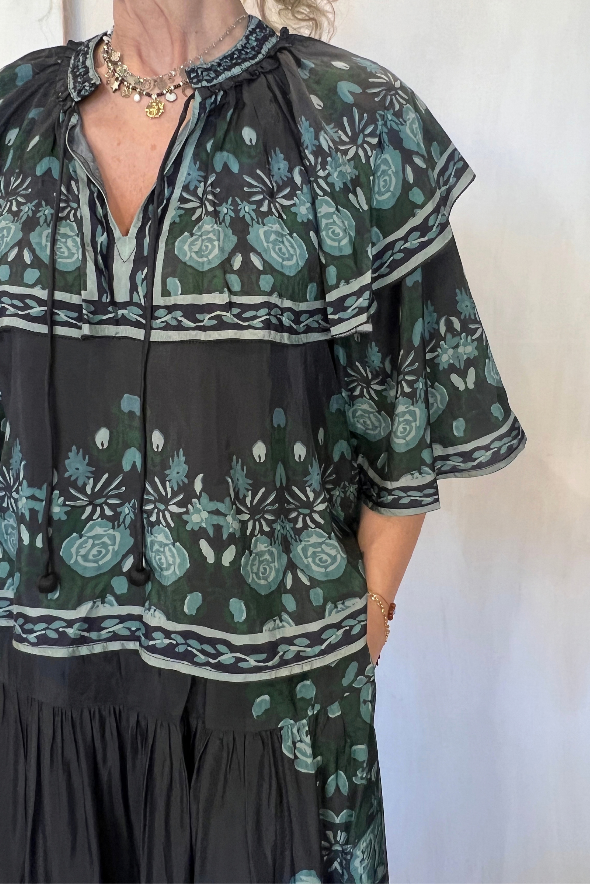 Blusa con mantellina in viscosa
