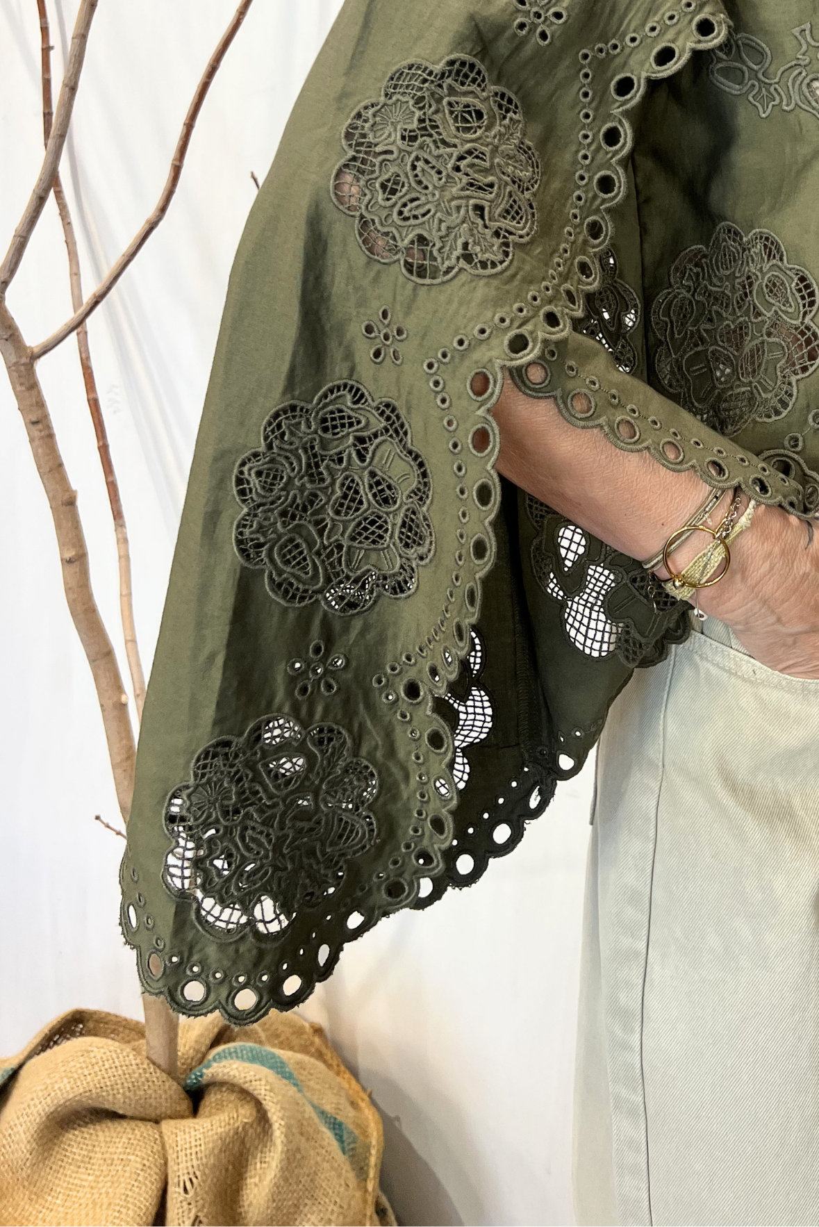 Blusa con pizzo e maxi maniche