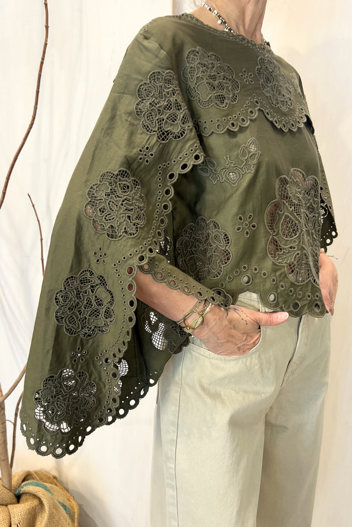 Blusa con pizzo e maxi maniche