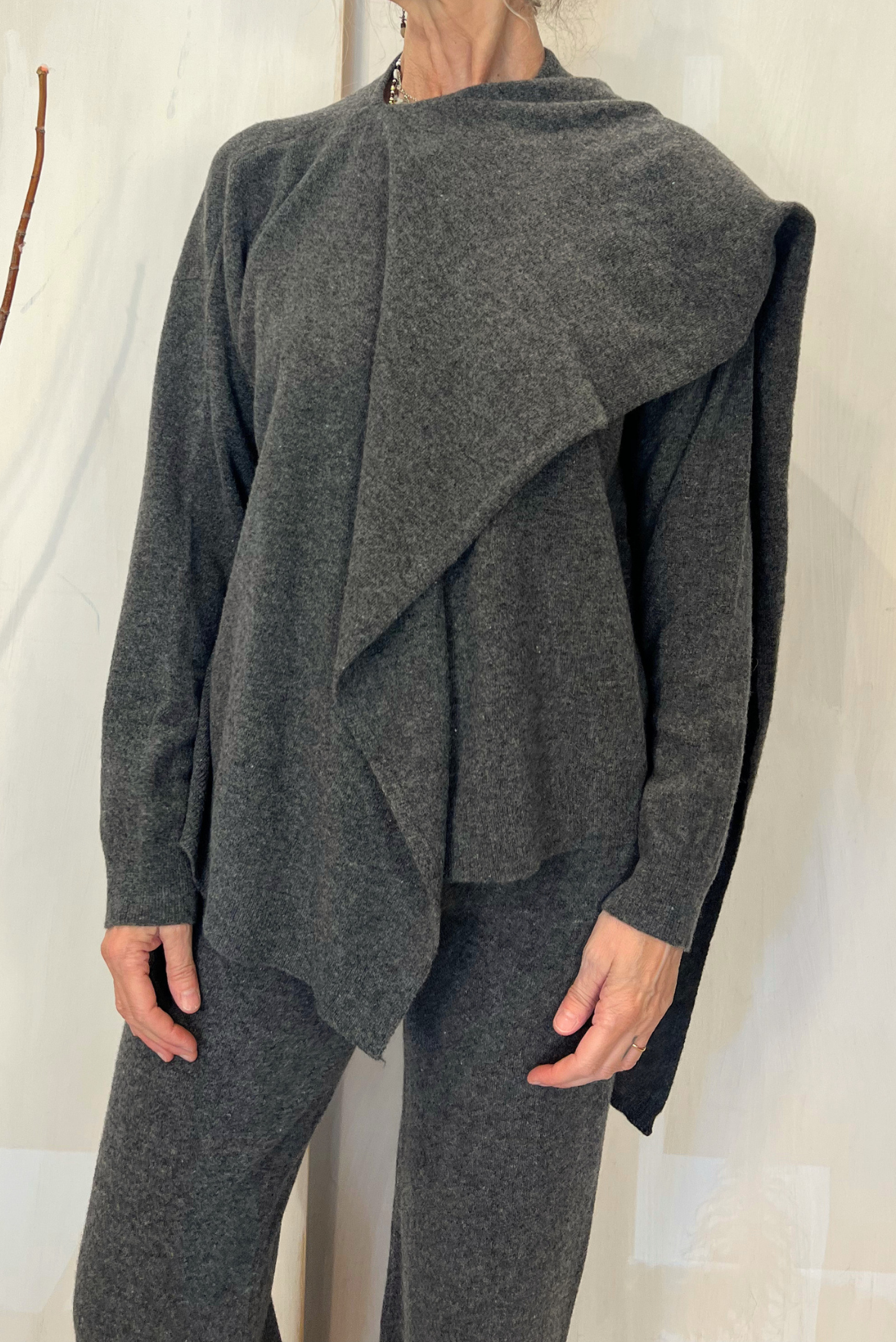 Maglia con sciarpa in lana vergine