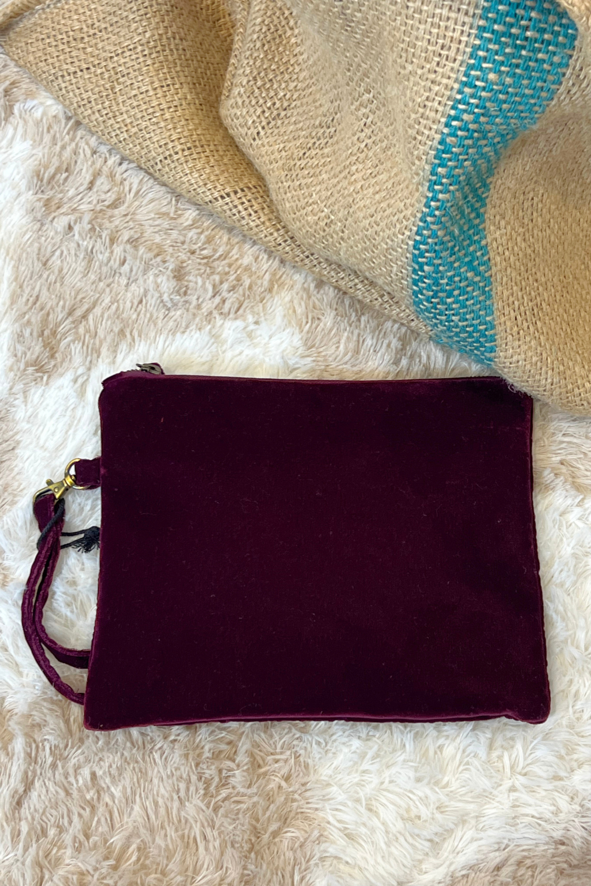 Clutch in velluto con ricami e applicazioni