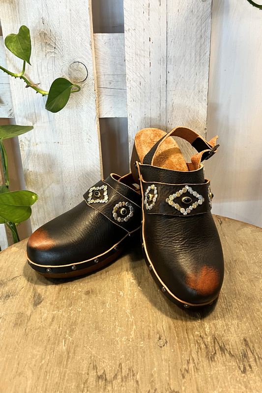 Zoccolo con borchiette