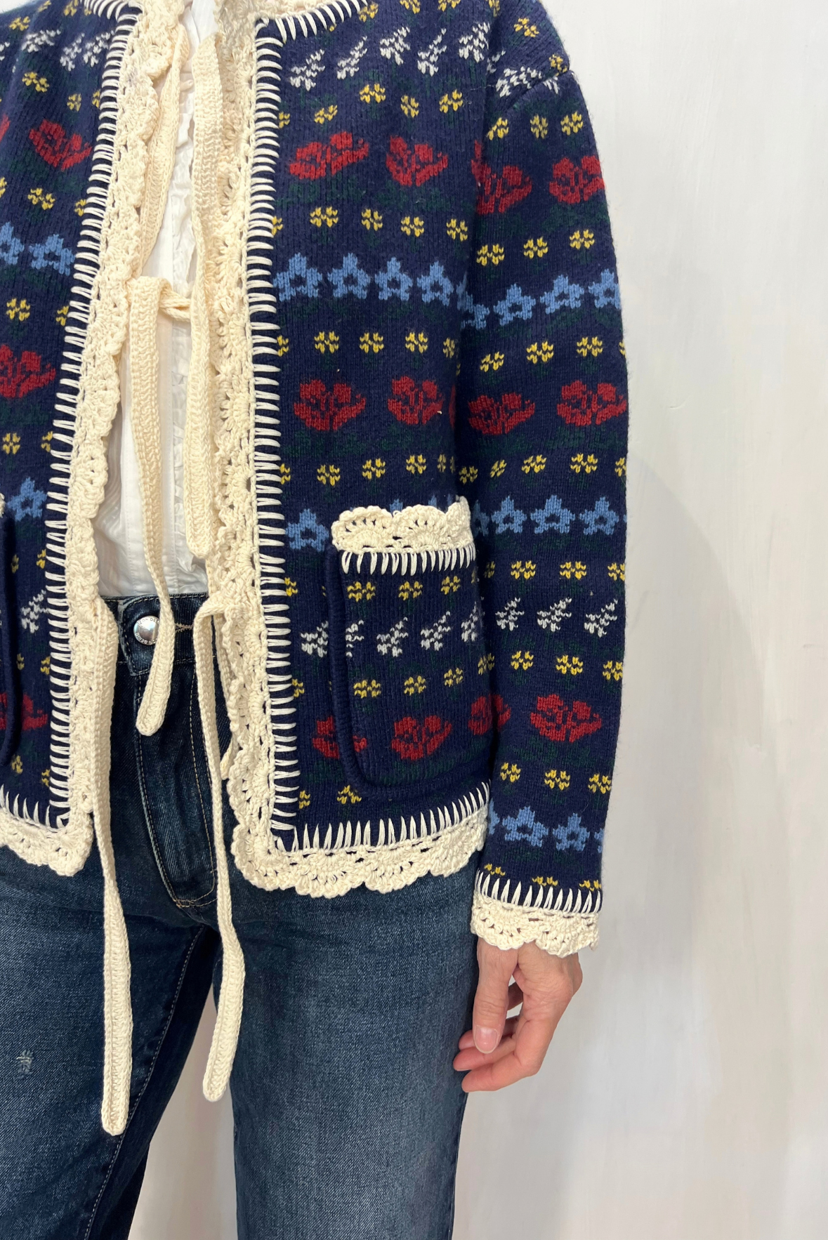Maglia jaquard con pizzo e laccetti