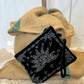 Clutch in velluto con ricami e applicazioni
