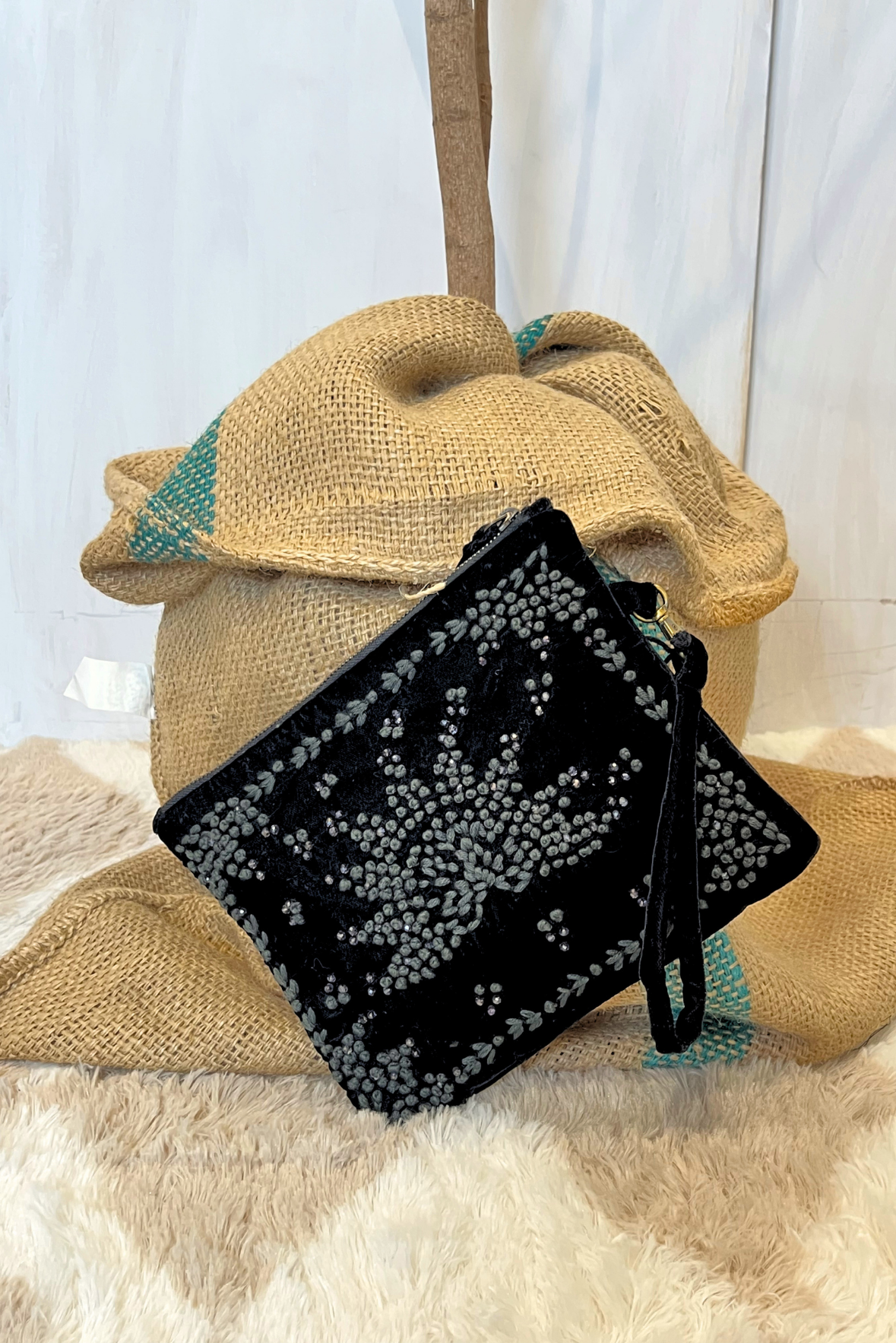 Clutch in velluto con ricami e applicazioni