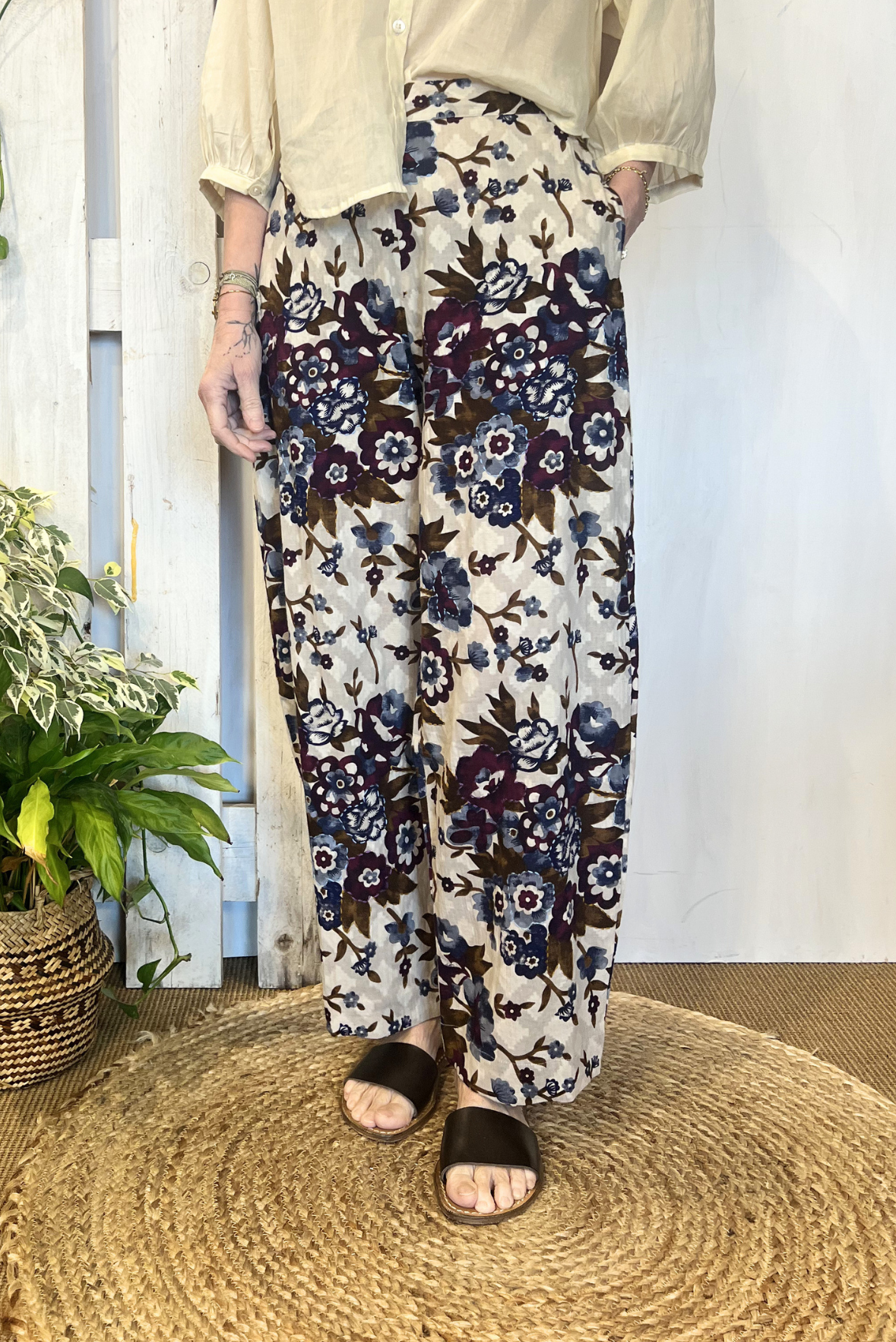 Pantalone a fantasia con ricami