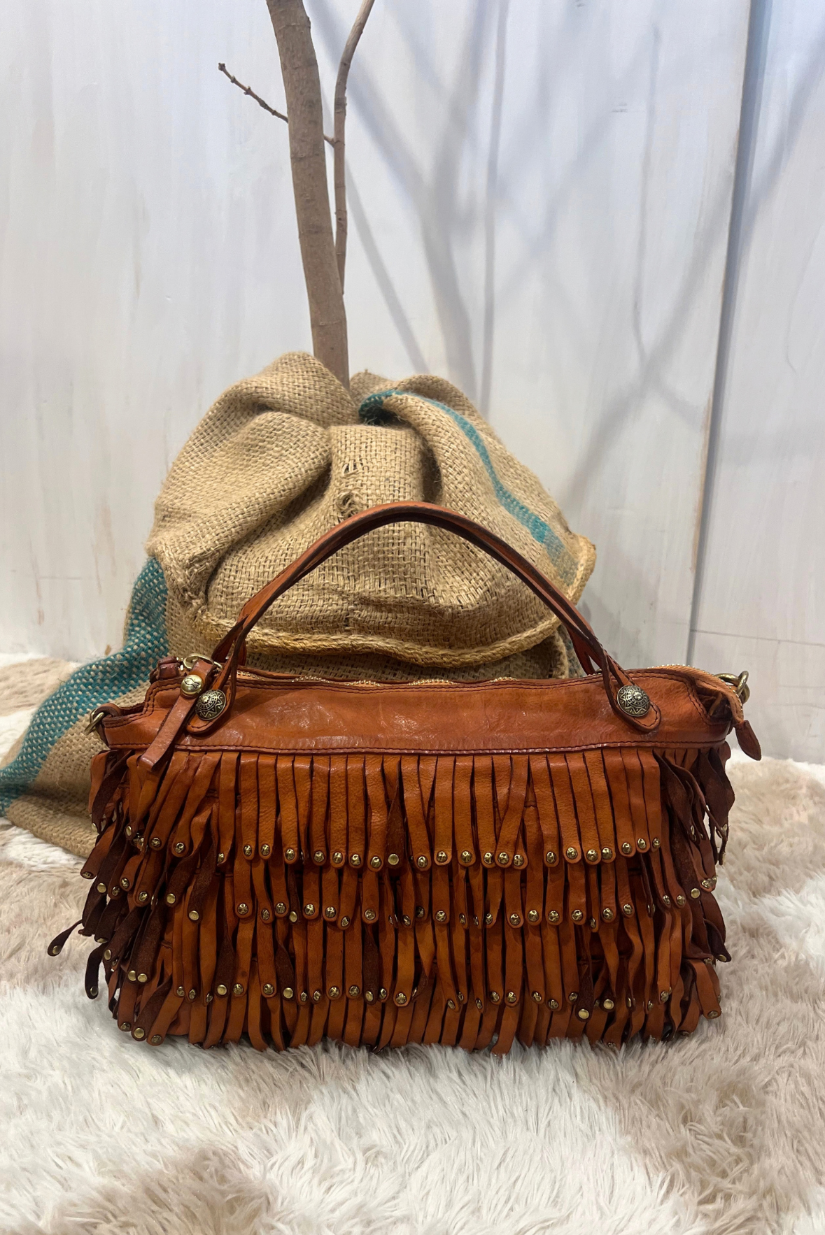 Borsa in pelle con frangine borchiate