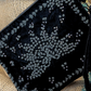 Clutch in velluto con ricami e applicazioni