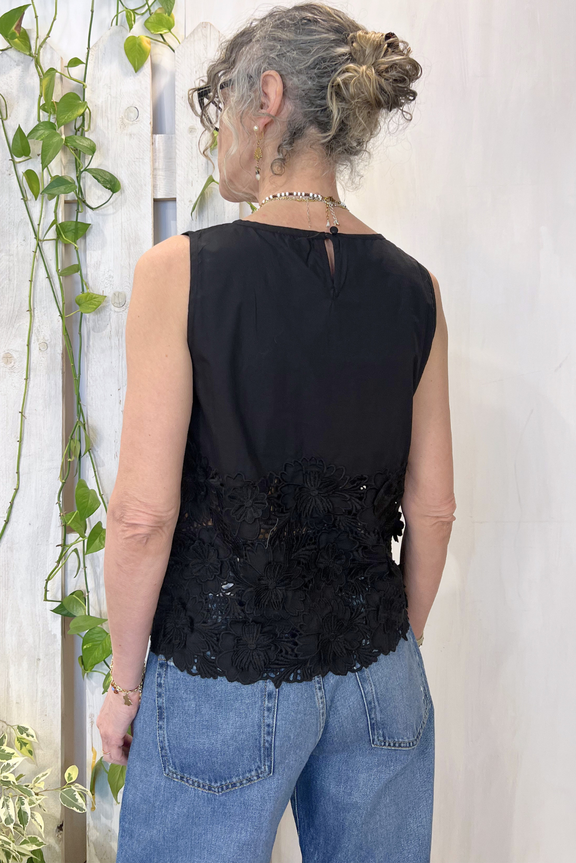 Top con pizzo