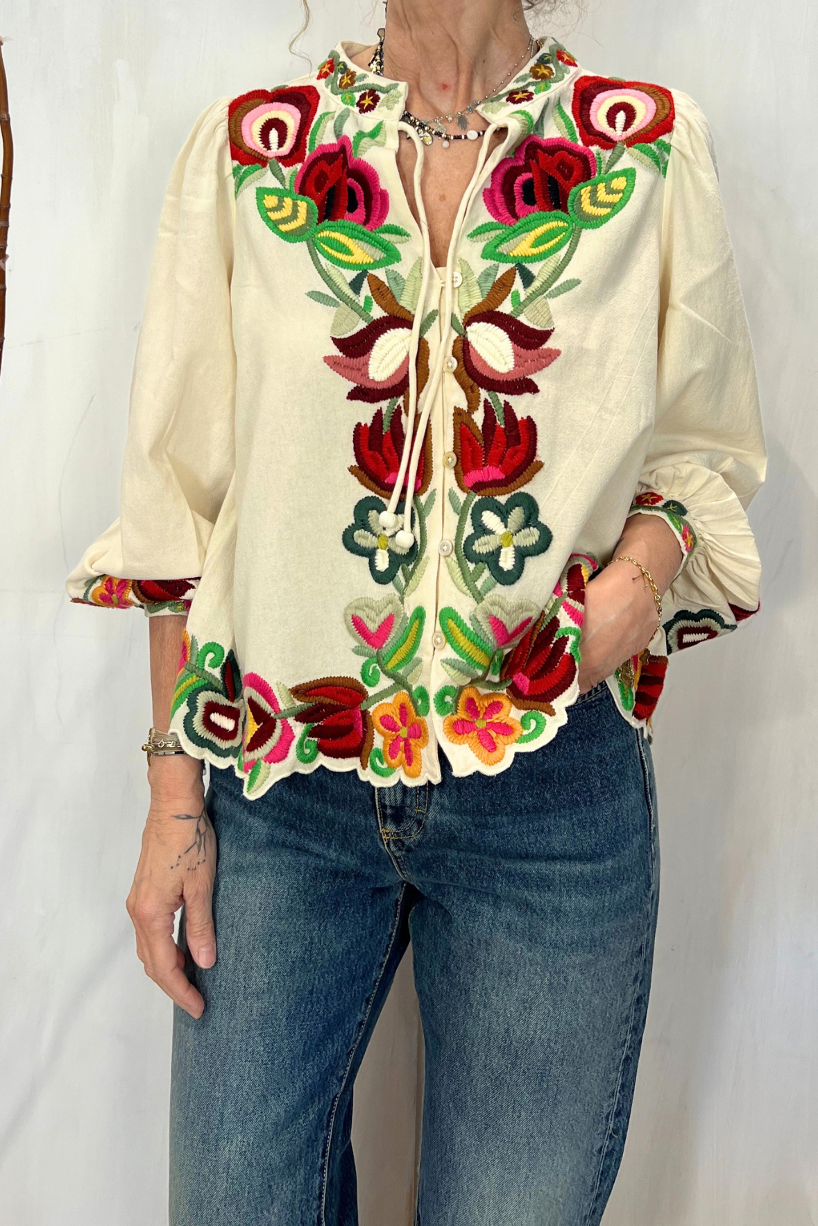 Camicia con ricami floreali