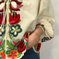 Camicia con ricami floreali