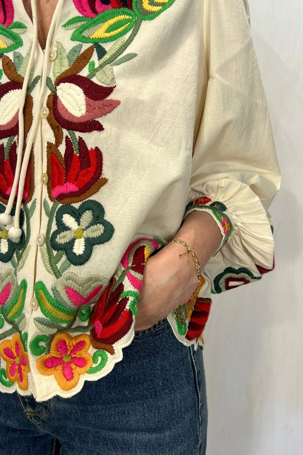 Camicia con ricami floreali