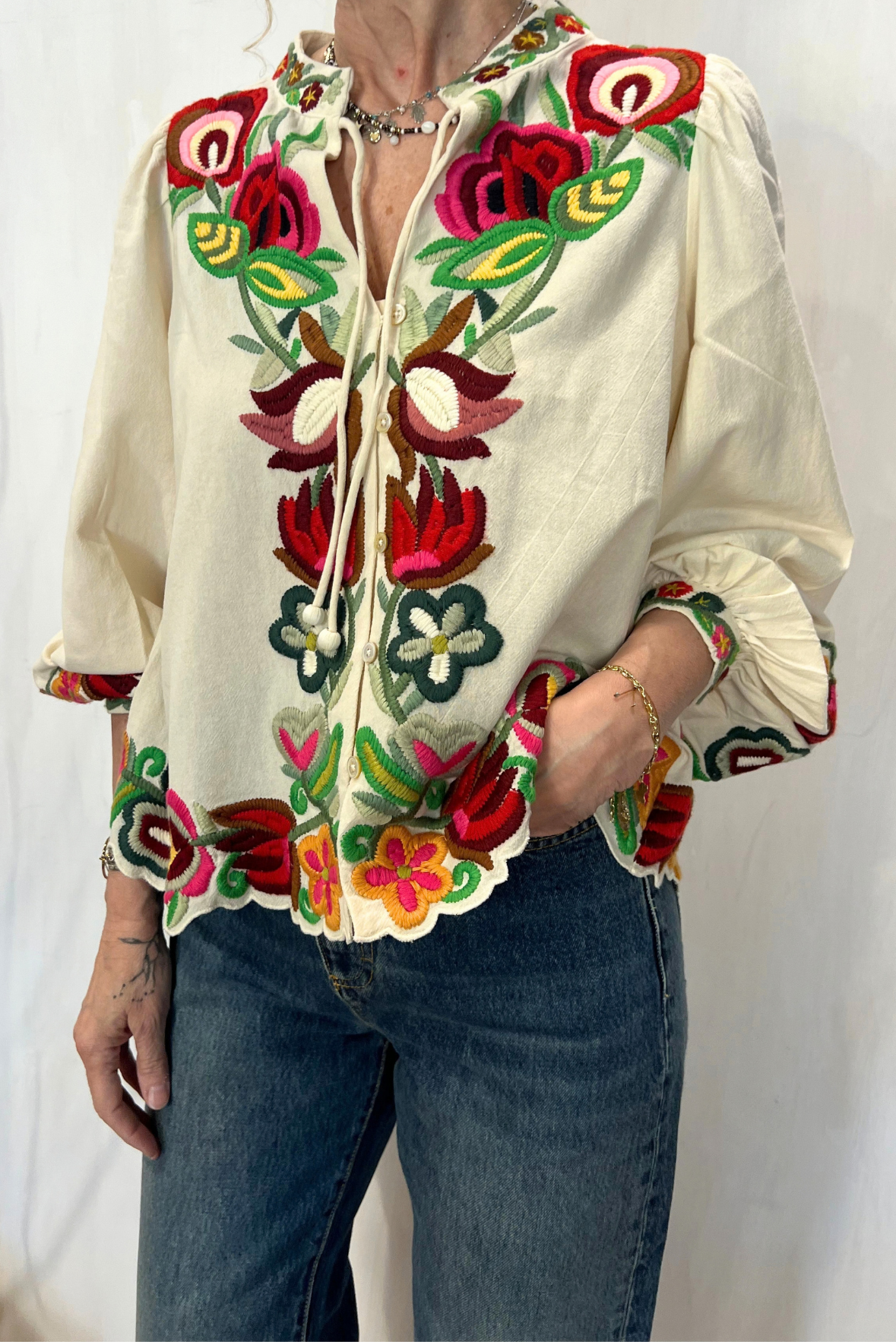 Camicia con ricami floreali