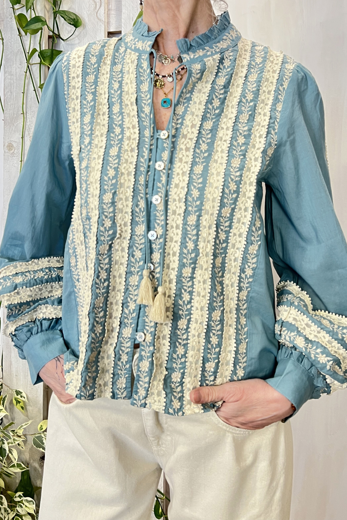 Camicia con ricami e nappine