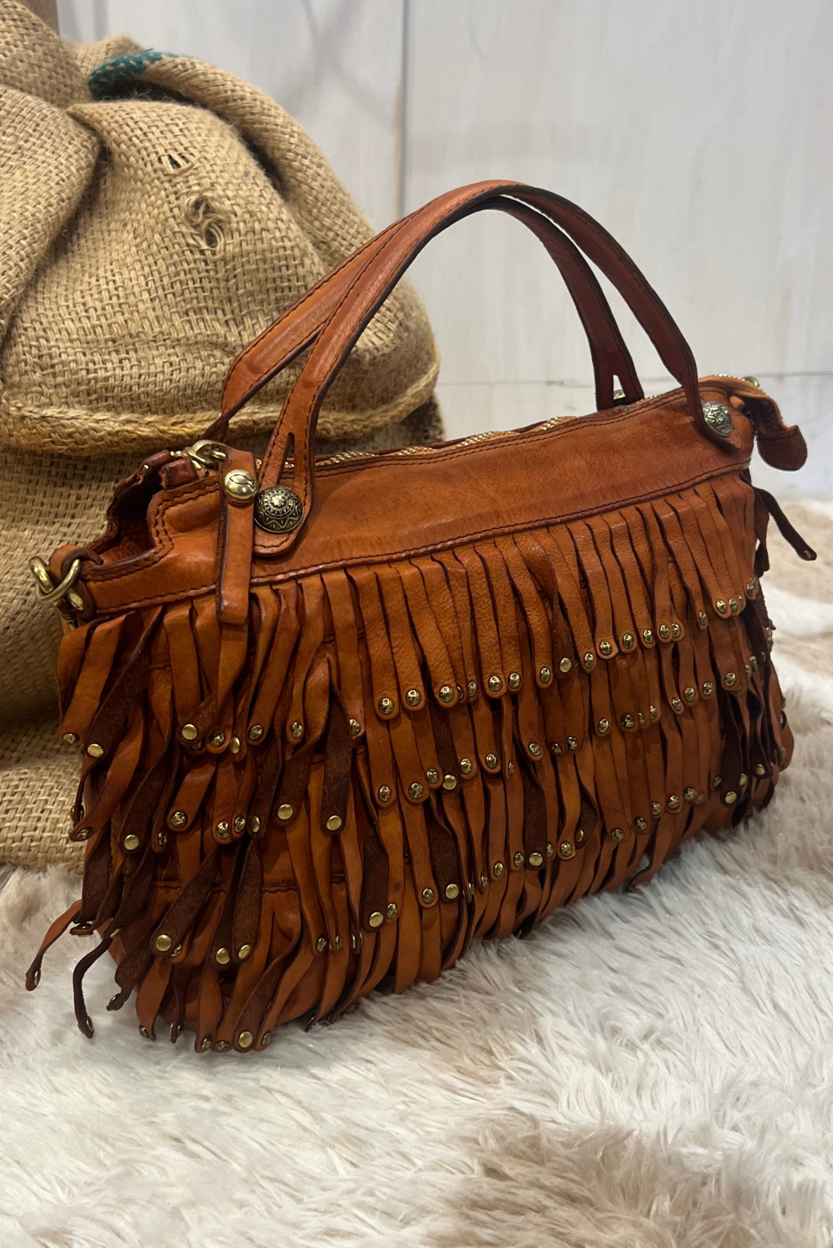 Borsa in pelle con frangine borchiate