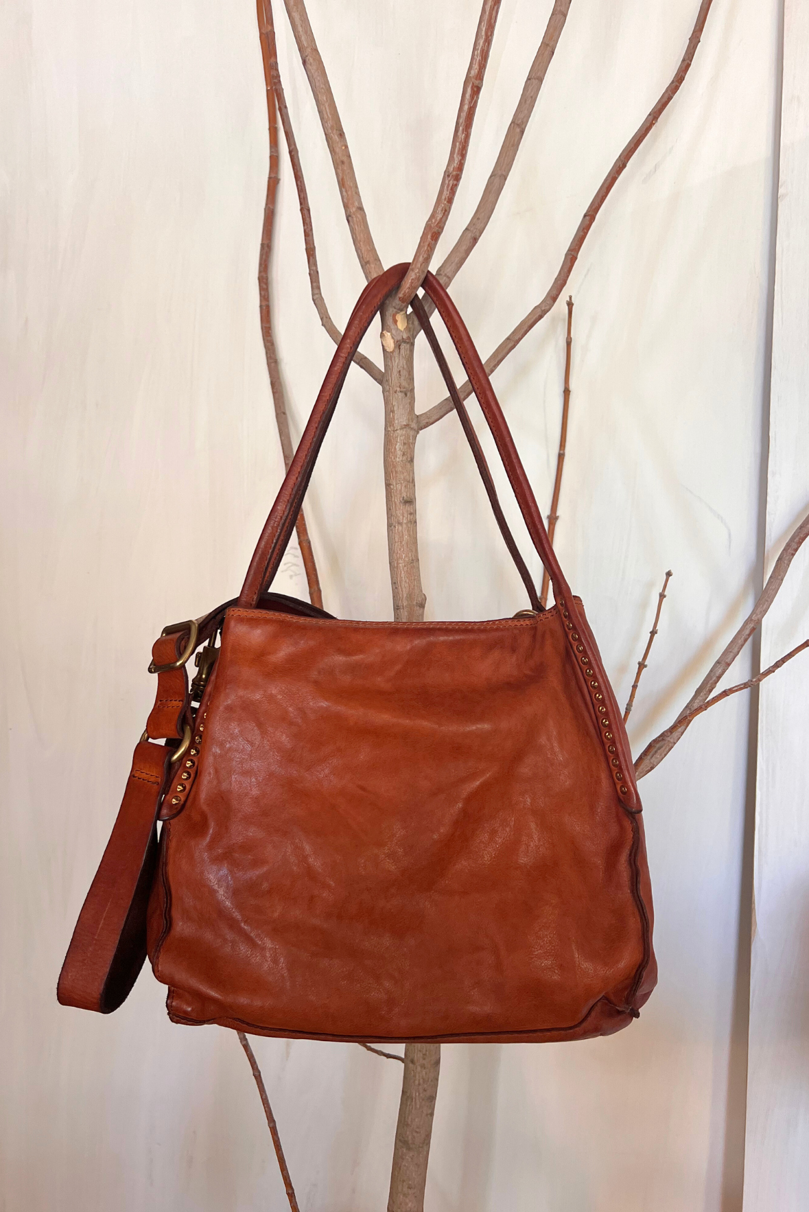 Borsa shopper con borchiette