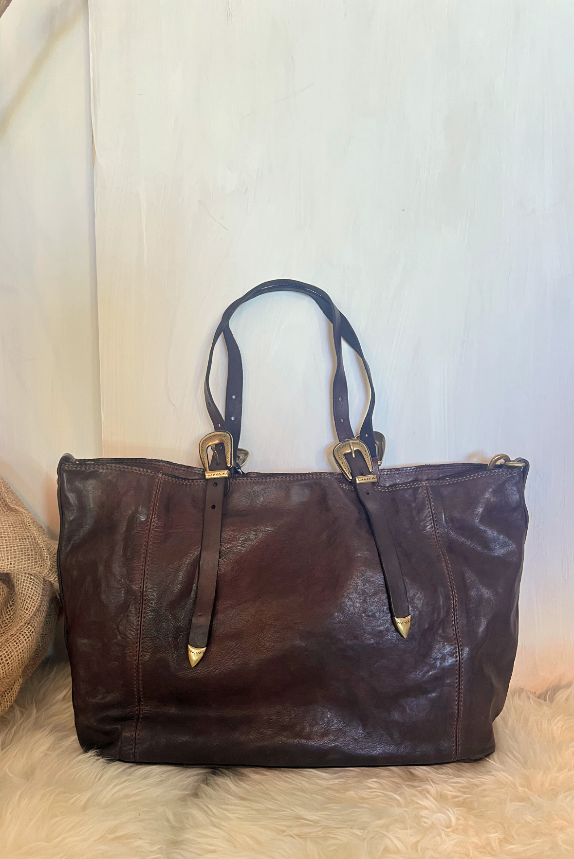 Shopper in pelle con fibbie texane