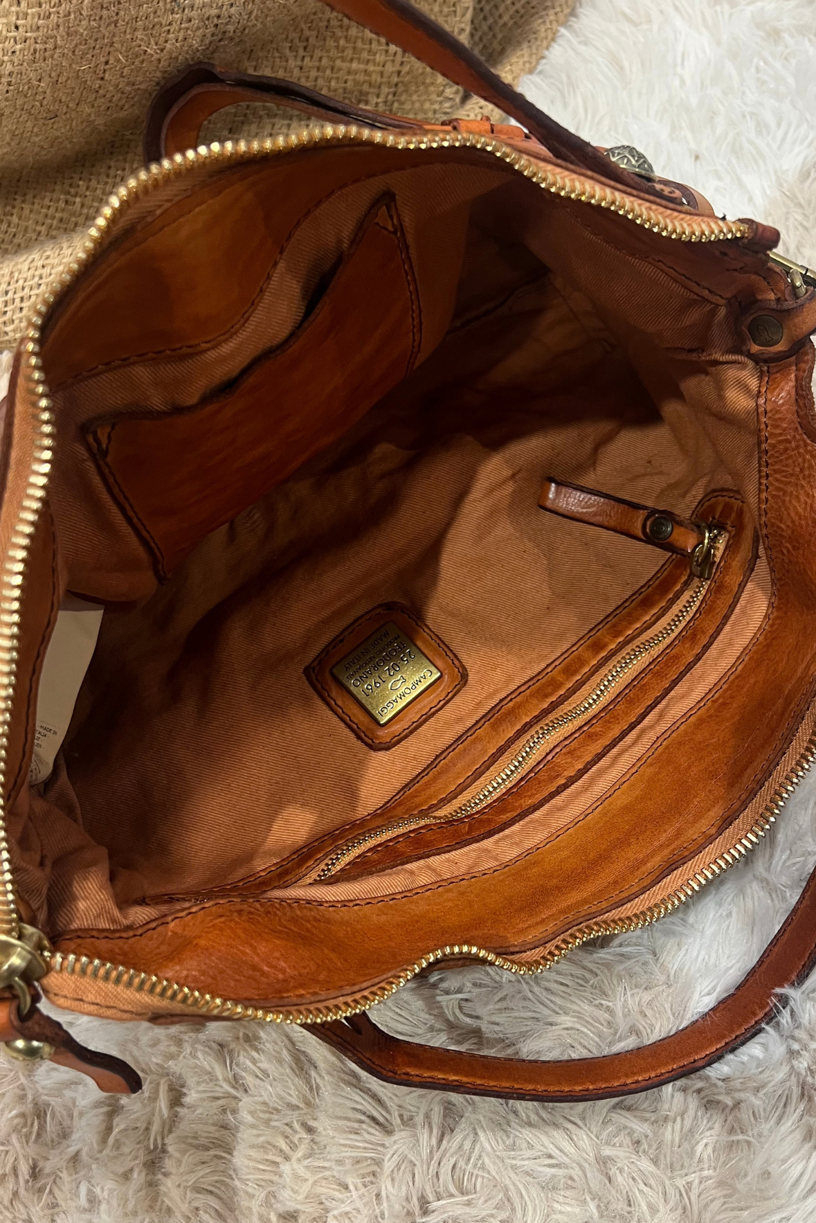 Borsa in pelle con frangine borchiate