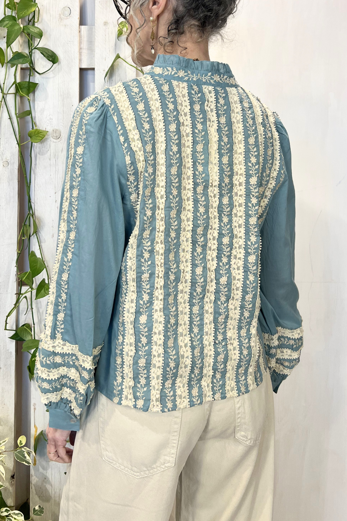 Camicia con ricami e nappine