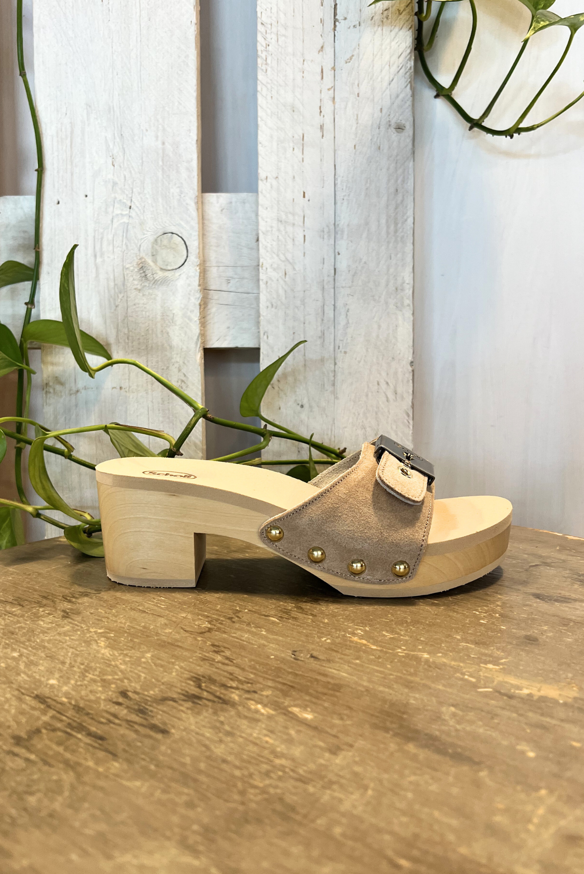 Zoccolo con tacco in pelle scamosciata