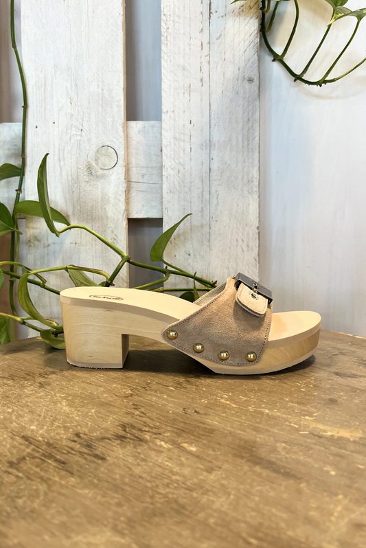 Zoccolo con tacco in pelle scamosciata