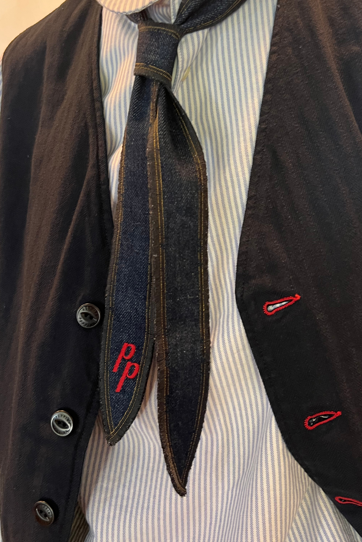Cravattino in denim con ricamo