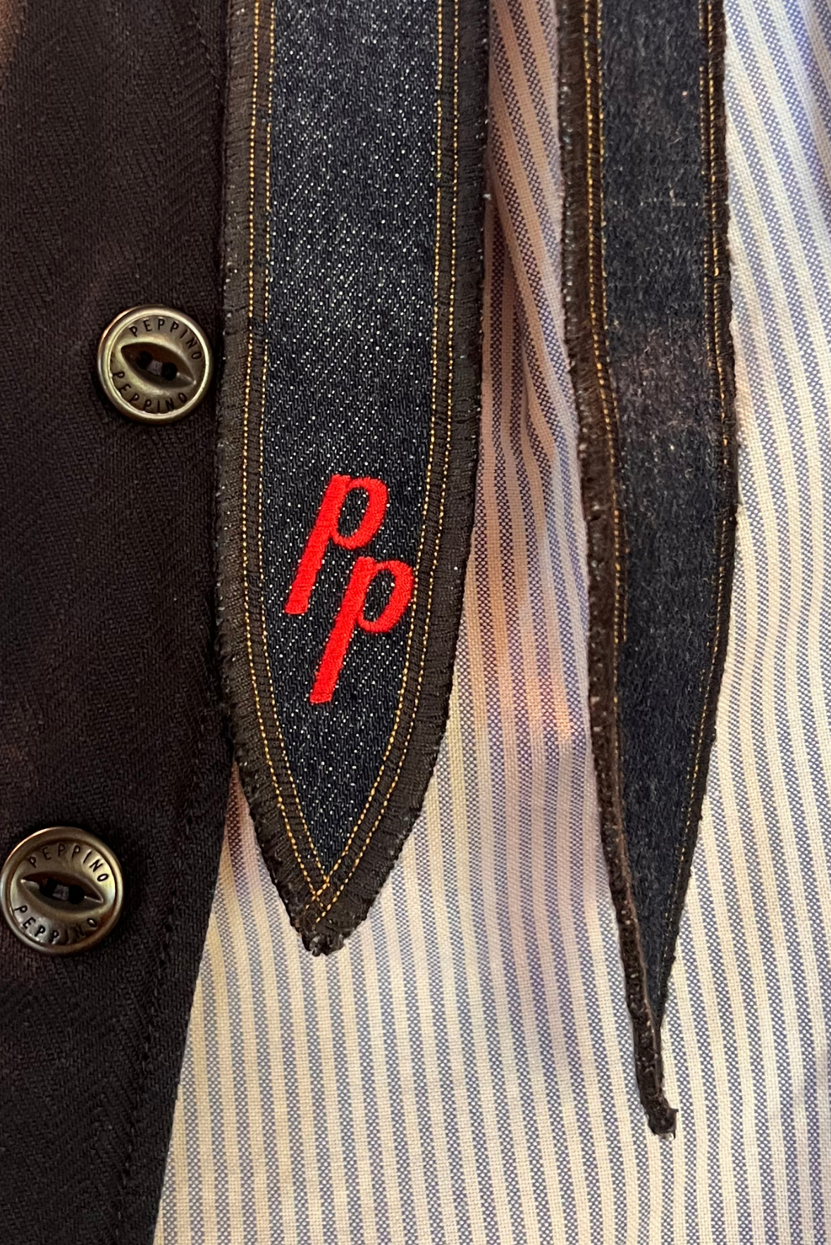 Cravattino in denim con ricamo