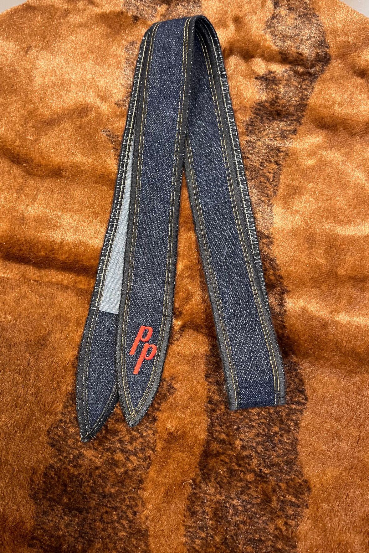 Cravattino in denim con ricamo