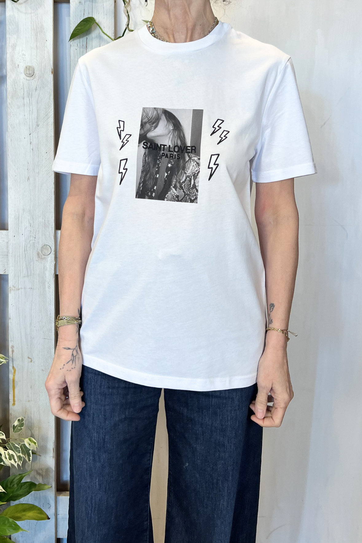 T-shirt con stampa e ricami