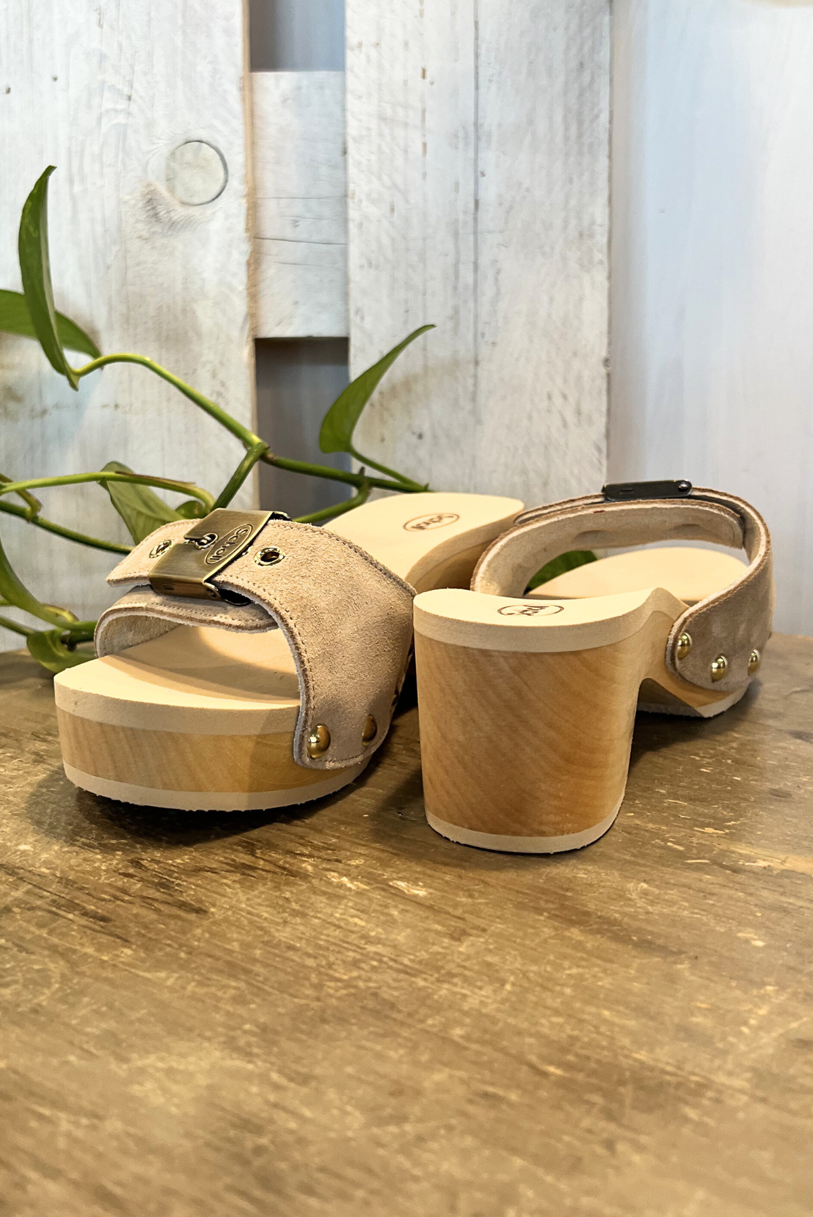 Zoccolo con tacco in pelle scamosciata