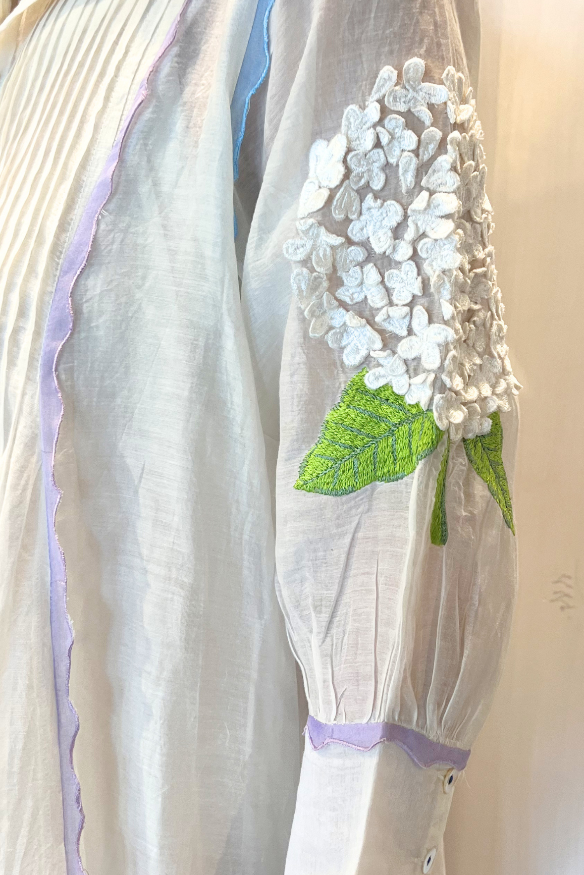 Abito con ricami misto seta