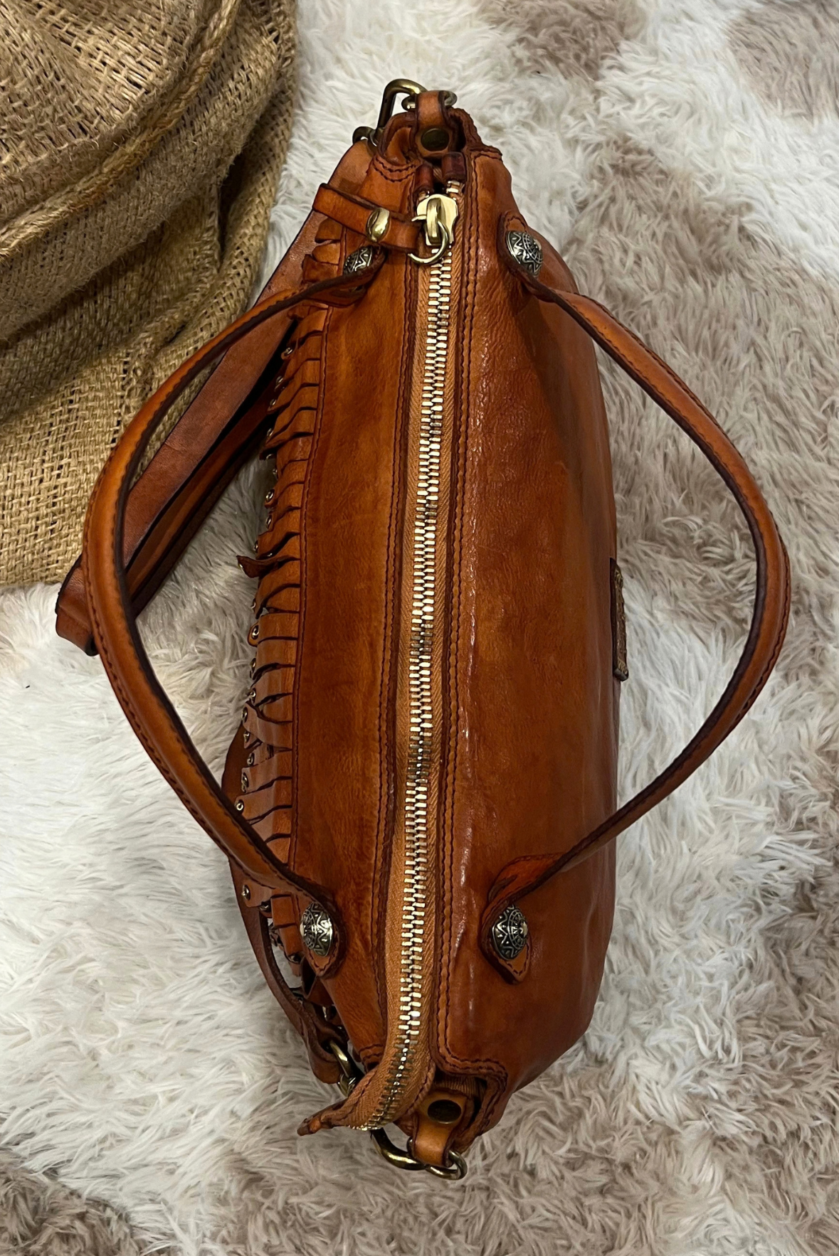 Borsa in pelle con frangine borchiate