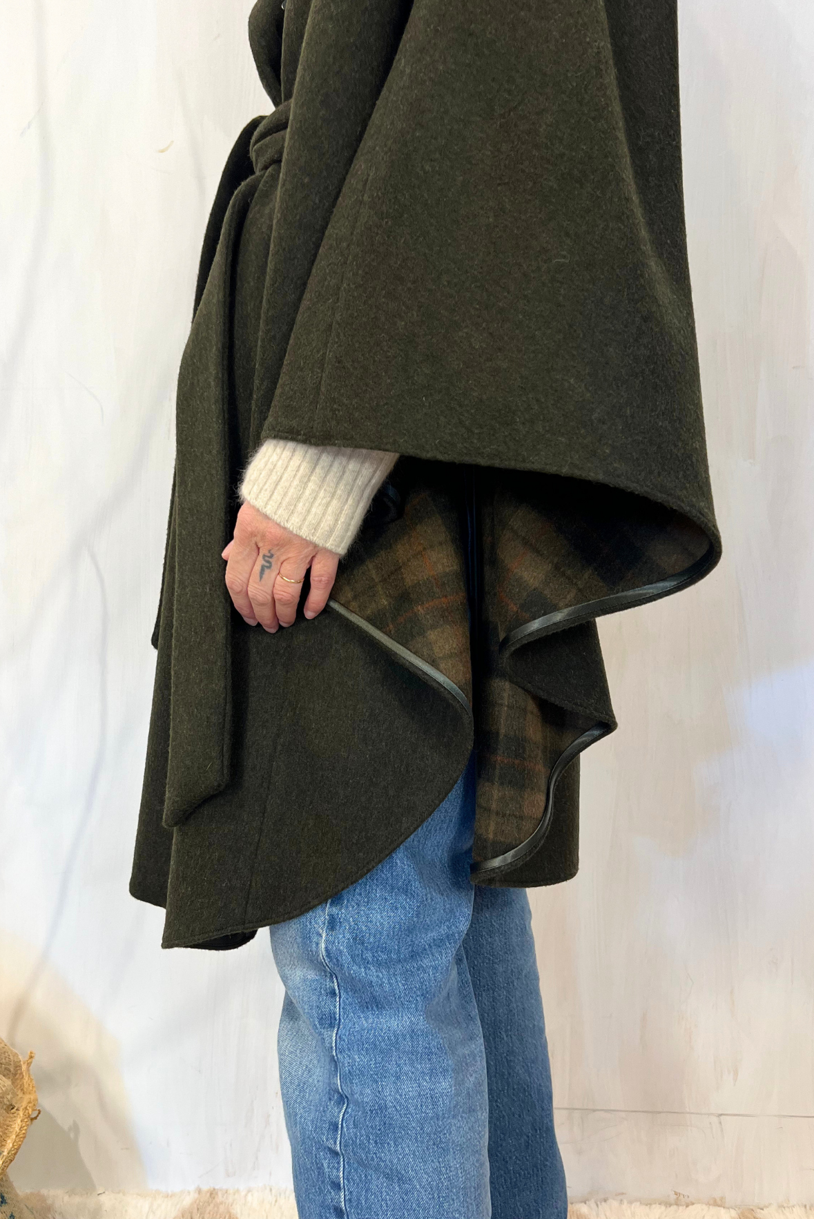 Mantella con cappuccio e cintura