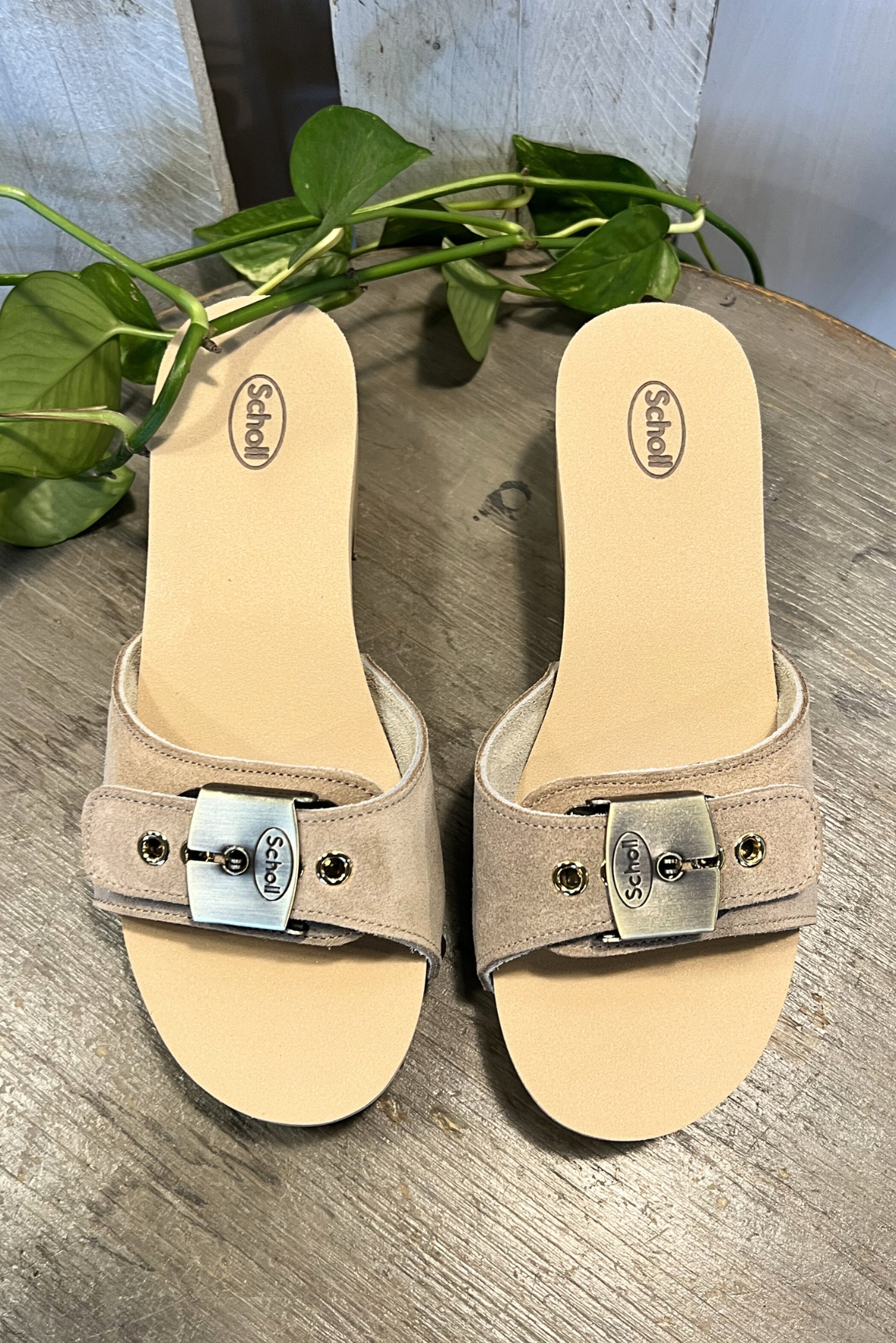 Zoccolo con tacco in pelle scamosciata
