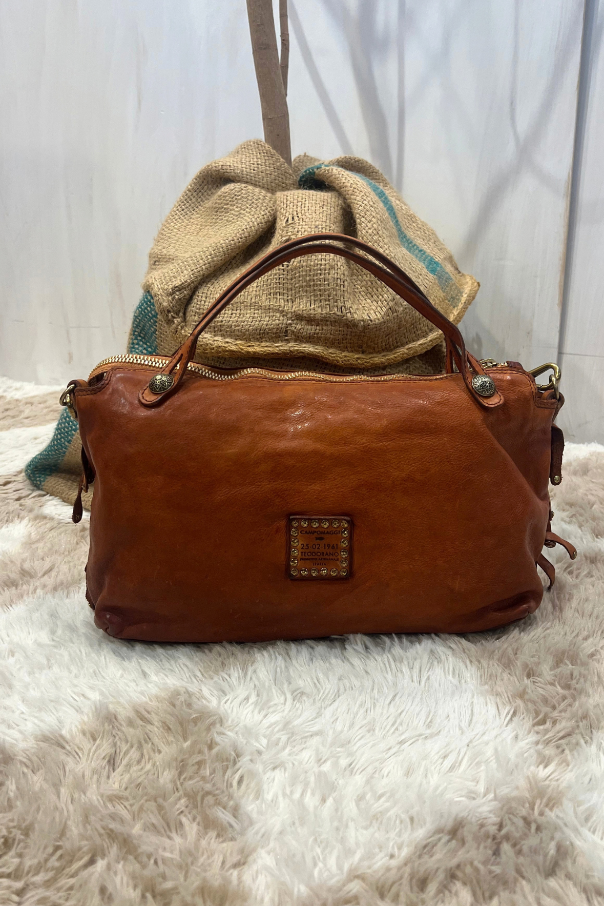 Borsa in pelle con frangine borchiate