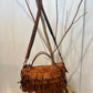 Borsa in pelle con frangine borchiate