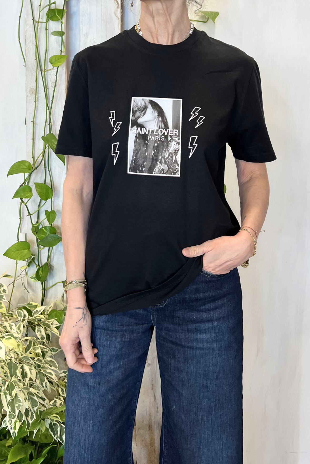 T-shirt con stampa e ricami