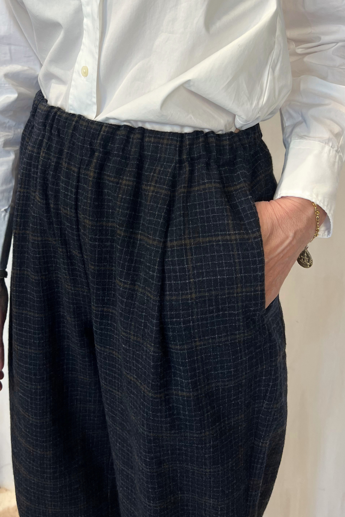 Pantalone con pinces in lana